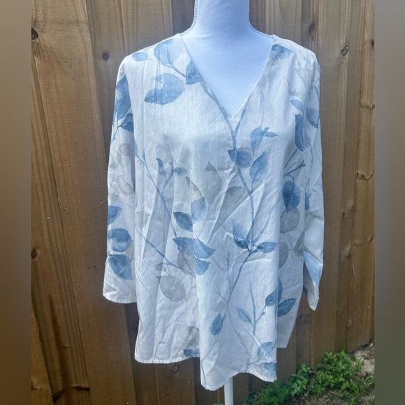 ❤️4/$15 Floral V-Neck Women's Top - Blue and White - Picture 1 of 2